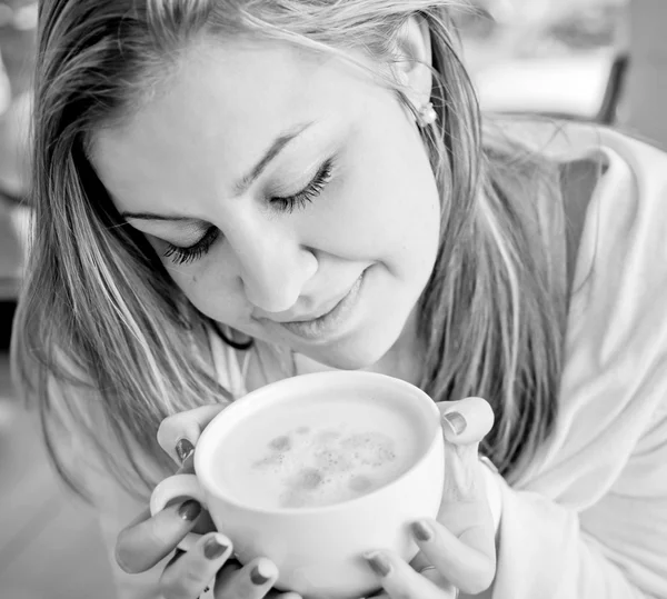 Женщина с ароматным кофе в руках — стоковое фото