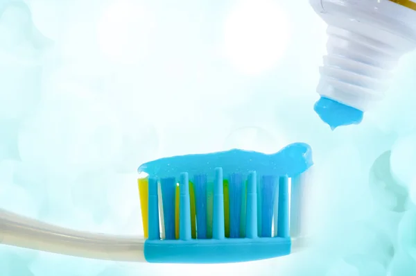 Escova dentária e tubo com pasta . — Fotografia de Stock