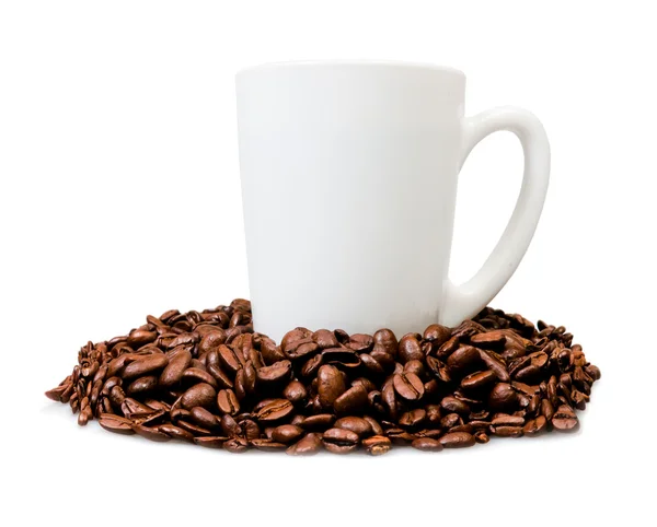 Чашка на кавових зернах — стокове фото