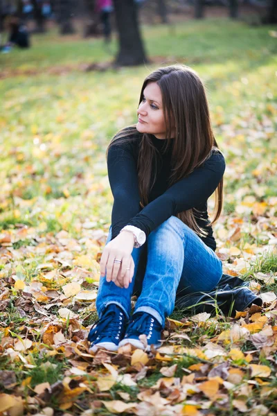 Hermosa chica reflexiva en el parque de otoño —  Fotos de Stock
