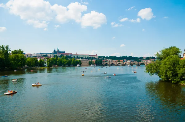 Η άποψη για την Πράγα καλοκαίρι πάνω από τον ποταμό Μολδάβα — Φωτογραφία Αρχείου
