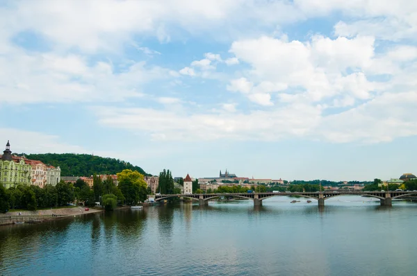 Pontes de Praga bonitas e cais - vista do rio Vltava — Fotografia de Stock