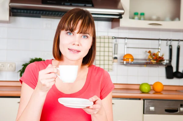 Jovem mulher desfrutando de uma xícara de café — Fotografia de Stock