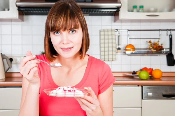 Mooie vrouw met een gezond ontbijt — Stockfoto