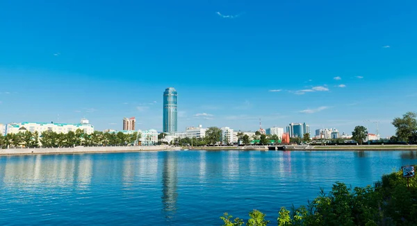 Utsikt över kaj kaj vall Jekaterinburg City. — Stockfoto