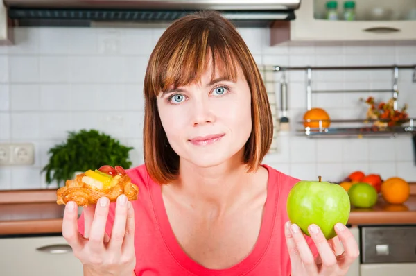 Young woman chooses healthy diet — Stock Photo, Image