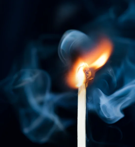 Zündung von Streichholz mit Rauch, isoliert auf schwarzem Hintergrund — Stockfoto