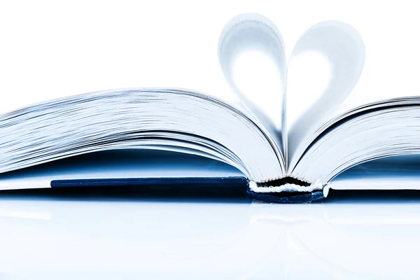 Páginas de un libro curvado en forma de corazón — Foto de Stock