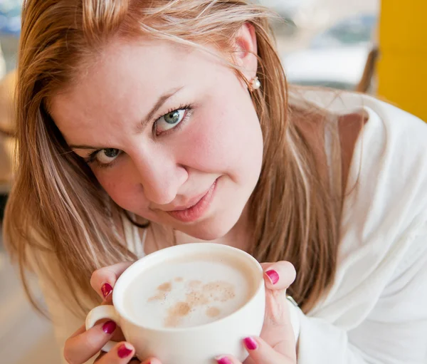 Frau mit einem aromatischen Kaffee in der Hand — Stockfoto