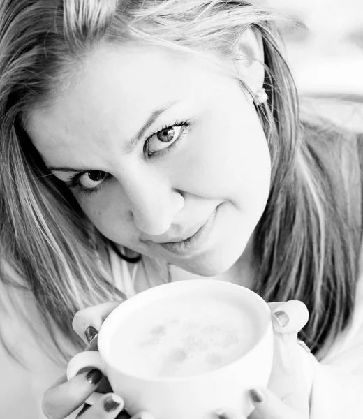 Vrouw met een aromatische koffie in handen — Stockfoto