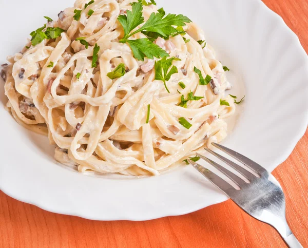 Spaghetti . Fettuccine carbonara in a white bowl, garnished with — Stock Photo, Image