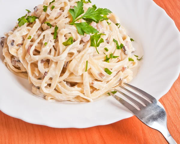 Des spaghettis. Fettuccine carbonara dans un bol blanc, garni de — Photo