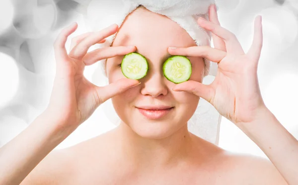 Vrouw met komkommers op ogen — Stockfoto
