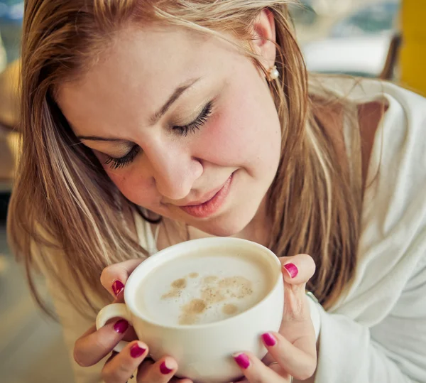 Frau mit einem aromatischen Kaffee in der Hand — Stockfoto