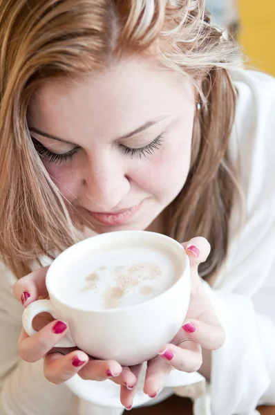 Kvinna med aromatiskt kaffe i händerna Stockfoto