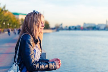 çitin yanında güzel bir kadın