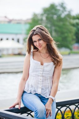 açık havada gülümseyen güzel Avrupalı bir kadın portresi