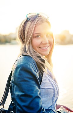 güneşli güne göre kasabada güzel sarışın kadın