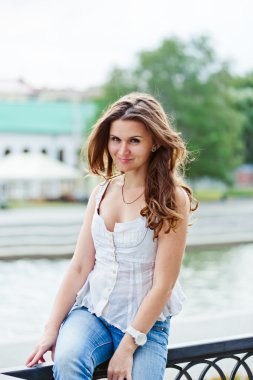 açık havada gülümseyen güzel Avrupalı bir kadın portresi