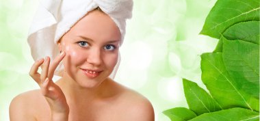 arka ışık ile banyo sonra krem uygulayarak havlu güzel kadın