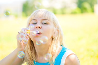 kadın parkta üfleme kabarcıklar