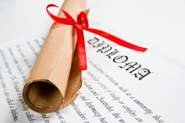 kırmızı kurdele ile Diploma