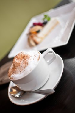 cappucino bardak süt köpüğü ve tarçın ile