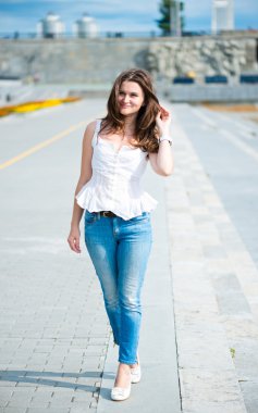 açık havada gülümseyen güzel Avrupa kadın