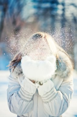güzel bir kadın kar üfleme