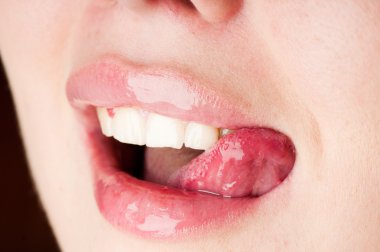 genç erkek pembe dudaklarını yalıyor