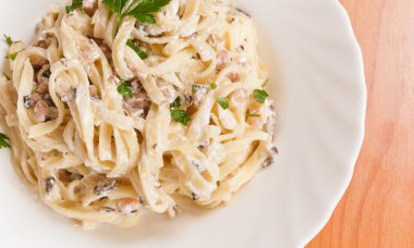 spagetti. Fettuccine carbonara ile süslenmiş beyaz bir kase