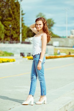 açık havada gülümseyen güzel Avrupalı bir kadın portresi