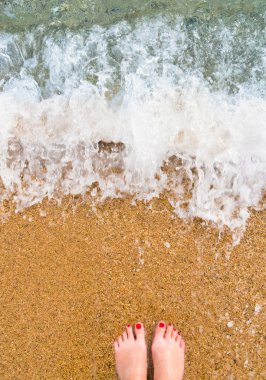 kadının ayak kumlu bir plaj üzerinde