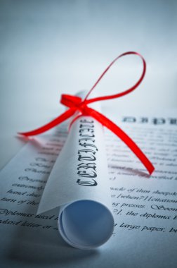 kırmızı kurdele ile Diploma