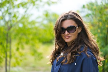 mavi ceket ve yeşil yaz parktaki kadın