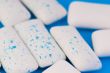 Mavi çiğneme diş etleri