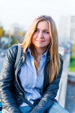 güneşli güne göre kasabada güzel sarışın kadın