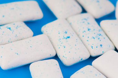 Mavi çiğneme diş etleri