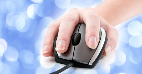 Ratón de ordenador con mano — Foto de Stock