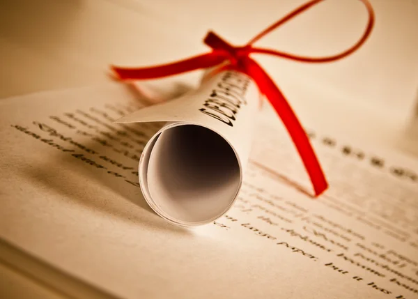 kırmızı kurdele ile Diploma