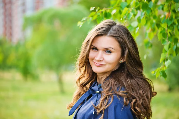 Frau in blauer Jacke im Sommerpark — Stockfoto