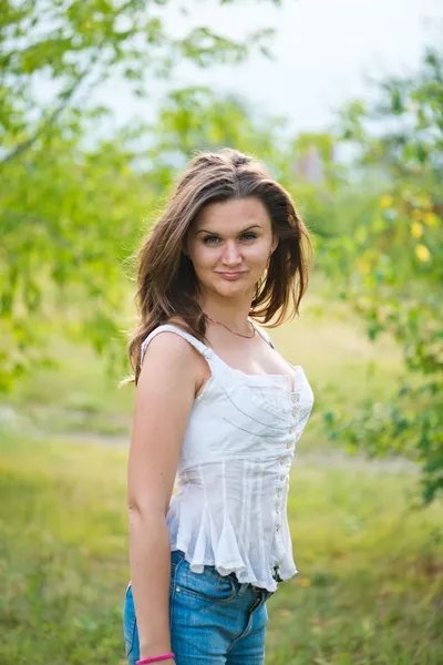 Vacker europeisk kvinna ler utomhus — Stockfoto