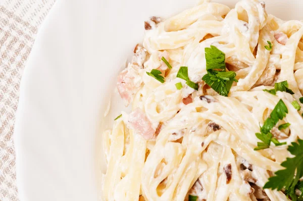 Fettuccine carbonara egy fehér tálban — Stock Fotó