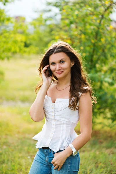 Outdoor Portret van een jonge vrouw met telefoon — Stockfoto