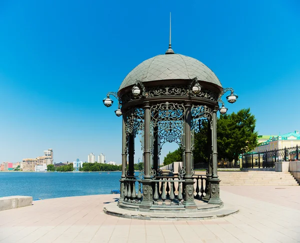 エカチェリンブルグ ロシアの中央に池の岸に円形建築 — ストック写真