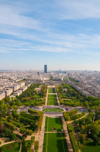 Visa från Eiffeltornet på berömda champs de mars — Stockfoto