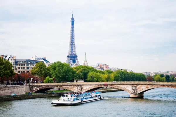 Vista de la Torre Eiffel y el puente —  Fotos de Stock