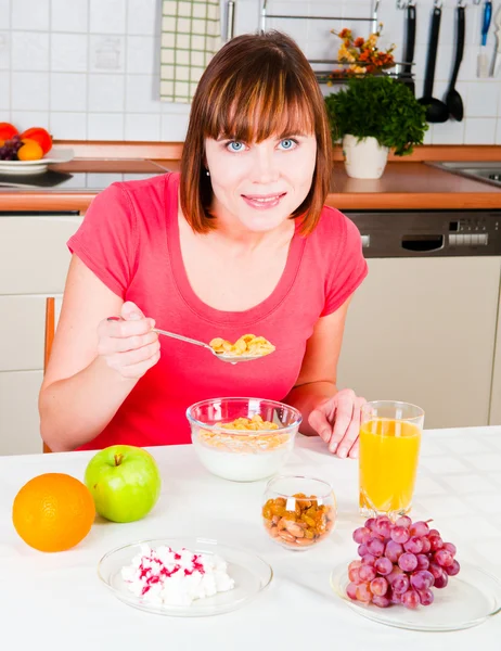Mulher bonita tendo um café da manhã saudável — Fotografia de Stock