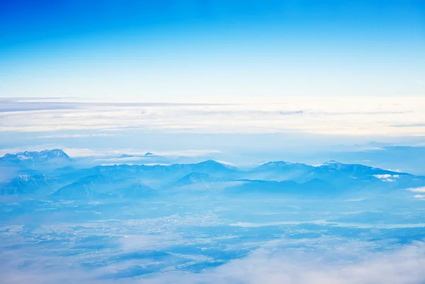 Voando sobre as montanhas com nuvens — Fotografia de Stock