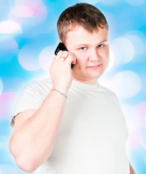 Schöner junger Kerl, der auf dem Handy spricht — Stockfoto